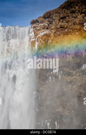 Cascade de Skogafoss congelé avec rainbow, l'Islande. Banque D'Images