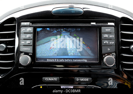 Tableau de bord de l'intérieur d'un Nissan Juke montrant vue de caméra de recul Banque D'Images