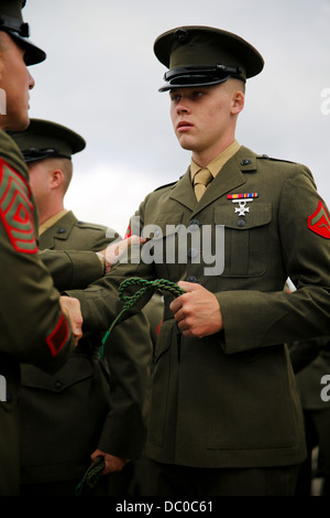 Les Marines américains avec le 5e Régiment de Marines, sont présentées une Fourragere français lors d'une cérémonie à bord du San Mateo Camp pont de parade du 1er août 2013 Camp Pendleton, CA. Le régiment est l'un des deux régiments de Marine Corps habilités à porter la fourragere pour actes héroïques au cours de la Première Guerre mondiale. Banque D'Images