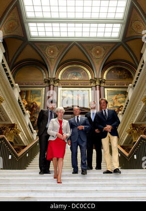 Hambourg, Allemagne. Le 06 août, 2013. Crèche de la Kunsthalle de Hambourg Stefan Brandt (L-R), la culture, le sénateur Barbara Kisseler, maire de Hambourg, Olaf Scholz, entrepreneur Alexander Otto et Hambourg Kunsthalle Directeur Hubertus Gassner prendre part à une conférence de presse à la la Kunsthalle de Hambourg, Allemagne, 06 août 2013. La Kunsthalle Hambourg va démarrer modernisation globale travaille avec les 15 millions d'euros par Don Alexander Otto. Photo : SVEN HOPPE/dpa/Alamy Live News Banque D'Images