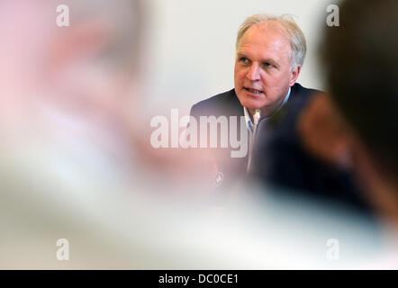Munich, Allemagne. Le 06 août, 2013. Président de l'Association d'athlétisme allemand Clemens Prokop parle lors d'un court-avis conférence de presse sur le thème de la lutte contre le dopage dans le sport à Munich, Allemagne, 06 août 2013. Photo : PETER KNEFFEL/dpa/Alamy Live News Banque D'Images