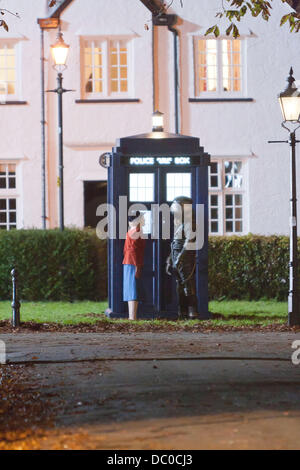 Matt Smith en tant que médecin qui avec Claire Skinner dans le spécial de Noël dans lequel le médecin se trouve lui-même dans l'Angleterre ravagée par la guerre de se lancer dans une aventure magique et mystérieux avec une jeune veuve et ses deux enfants. Cardiff, Wales - 26.09.11 Banque D'Images