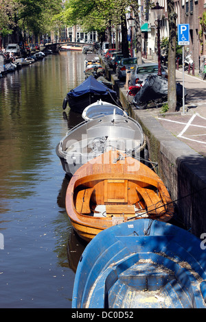 Amsterdam Pays-Bas Hollande Europe petites embarcations longeant le canal Groenburgwal Banque D'Images