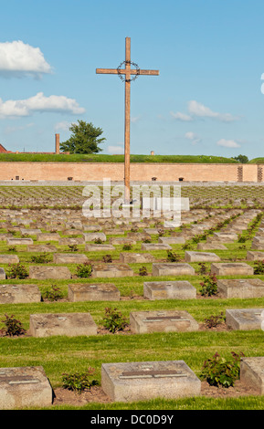 Cimetière juif en face de la petite forteresse, le Mémorial de Terezin, en République Tchèque Banque D'Images