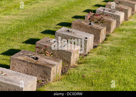 Les pierres tombales du cimetière juif de la petite forteresse, le Mémorial de Terezin, en République Tchèque Banque D'Images