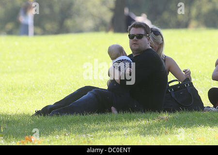 James Corden avec bébé Max le soleil brille, à un parc de Primrose Hill. Londres, Angleterre - 28.09.11 Banque D'Images