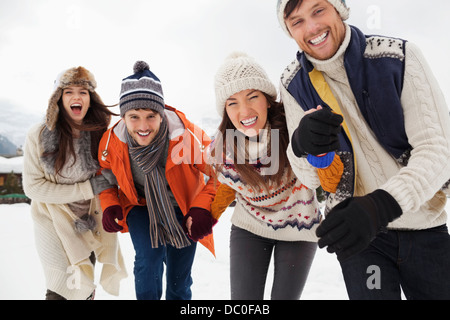 Portrait of enthusiastic friends dans la neige Banque D'Images