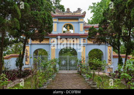 La porte de la pagode et le jardin à la Pagode Dong Thuyen et monastère à Hue, Vietnam, Asie. Banque D'Images