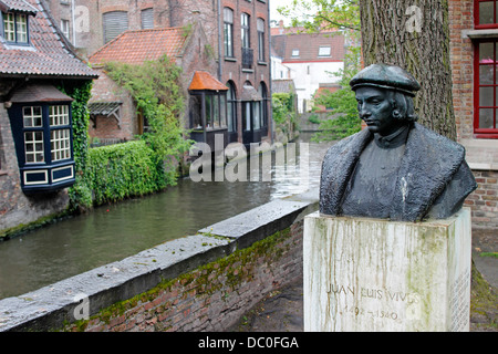 Bruges Belgique Flandre Europe Brugge statue Juan Luis Vives dans le parc par canal dans la pluie Banque D'Images