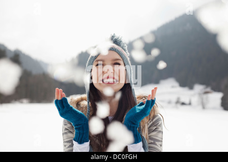 Happy woman enjoying chute de neige dans la zone Banque D'Images