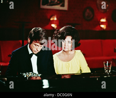 1970 1970 FILM LE SEUL JEU EN VILLE ELIZABETH TAYLOR, Warren Beatty DANS PIANO BAR Banque D'Images