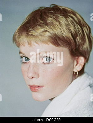 1960 Mia Farrow PORTRAIT Banque D'Images