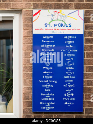 St Pauls École maternelle et Children's Centre, Bristol UK 2013 - Un panneau de bienvenue en trente-trois langues différentes Banque D'Images