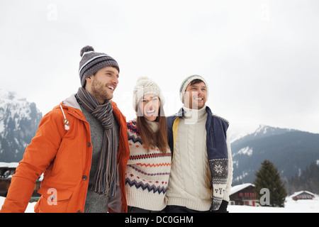 Happy friends in snowy field Banque D'Images