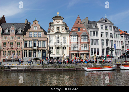 Gand Belgique Europe visite du canal principal de la guilde médiévale bateau maisons et cafés touristes dimanche ensoleillé château drapeaux flamand Banque D'Images