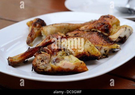 Beau blanc de poulet grillé sur le marché thaïlandais à dich Banque D'Images