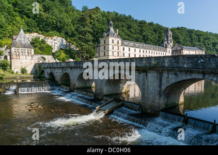 Jolie scène de l'abbaye bénédictine, clocher, Dronne et le pont, sur la commune de Brantôme, en Dordogne dans le sud-ouest de la France, Europe Banque D'Images