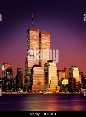 Années 2000, NEW YORK CITY MANHATTAN SKYLINE AT NIGHT MONTRANT DU WORLD TRADE CENTER AVANT LE 11 SEPTEMBRE 2001 ATTAQUE CONTRE