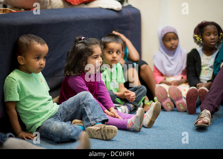 St Pauls École maternelle et Children's Centre, Bristol UK 2013 - Un cours de musique. Banque D'Images