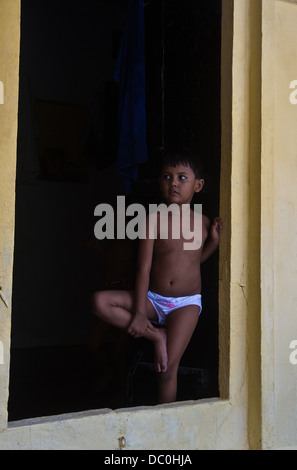 Preteen girl dans une maison dans la ville indienne de Varanasi Banque D'Images