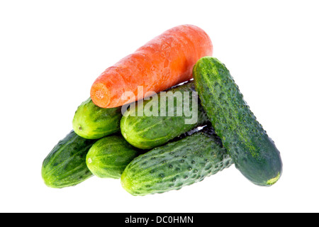 Les concombres et les carottes mûres sur un fond blanc Banque D'Images