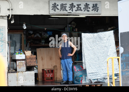 Fournisseur au marché aux poissons de Tsukiji, Tokyo Japon. Banque D'Images