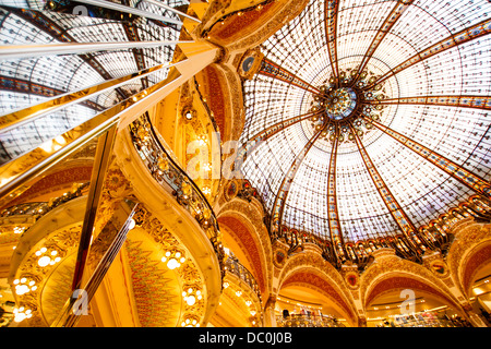 Dôme de style Art Nouveau de l'Galeries Lafayette, Paris, France Banque D'Images