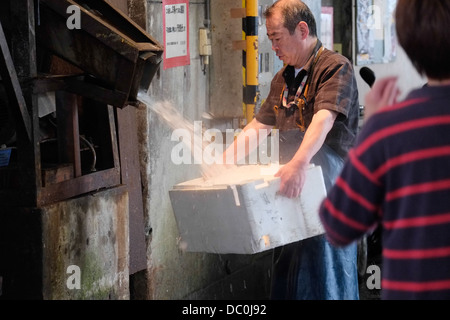 Fournisseur au marché aux poissons de Tsukiji, Tokyo Japon. Banque D'Images