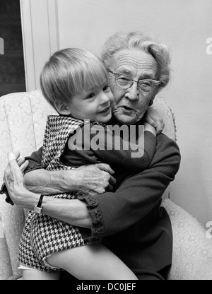 1960 GRAND-MÈRE EN PETIT-FILS PRÉSIDENT SERRANT EN short à carreaux Banque D'Images