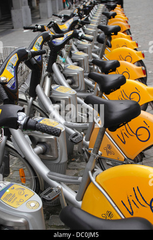 Bruxelles Belgique Europe Grand Platz des vélos de location dans le rack Banque D'Images