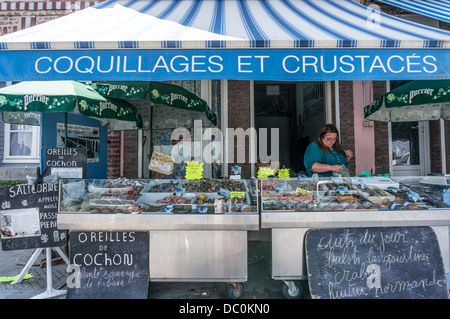 Une femme française servant à produire localement un décrochage des fruits de mer, dans la ville côtière du Crotoy, en Picardie, dans le nord de la France, l'Europe. Banque D'Images