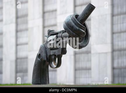 La sculpture 'Non-violence' aussi connu sous le nom de "pistolet noué" par l'artiste suédois Carl Fredrik Reutersward se trouve en dehors de l'Organisation des Nations Unies (ONU) à New York City, New York, USA, 03 juin 2013. La sculpture était un cadeau du Luxembourg à l'ONU en 1988. Photo : TIM BRAKEMEIER Banque D'Images