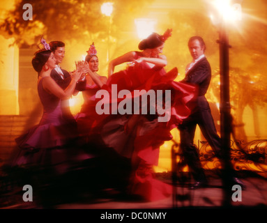 Groupe de danseurs de flamenco HOMME FEMME COUPLE ESPAGNOL LATIN WILD ROMANCE ROBE À FROUFROUS ROUGE RAPIDE MYSTÈRE ATTITUDE STUDIO Banque D'Images