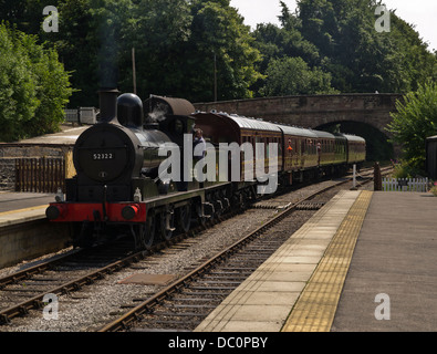 Train à vapeur d'époque avec chariots 52322 proche gare Wirksworth Derbyshire Peak District Banque D'Images