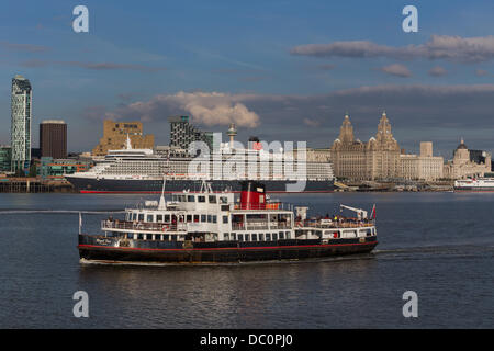 Liverpool, Royaume-Uni. 6 août 2013. Paquebot de croisière de Cunard le Queen Elizabeth visites Liverpool mardi, 6 août 2013 au cours d'un 10-night tour des îles britanniques. La Cunard Liner est représenté avec le front de mer de Liverpool et le Royal Iris de la Mersey. Crédit : Christopher Middleton/Alamy Live News Banque D'Images