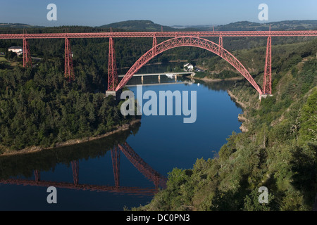 GARABIT VIADUC (© EIFFEL, BOYER, ET NOUGUIER 1888) RIVIÈRE TRUYÈRE GORGE RUYNES EN MARGERIDE CANTAL AUVERGNE FRANCE Banque D'Images