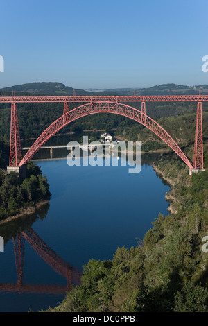 GARABIT VIADUC (© EIFFEL, BOYER, ET NOUGUIER 1888) RIVIÈRE TRUYÈRE GORGE RUYNES EN MARGERIDE CANTAL AUVERGNE FRANCE Banque D'Images