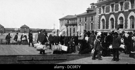 Années 1900 Années 1910 Années 1920 IMMIGRANTS ANONYME À L'AMÉRIQUE L'ATTERRISSAGE SUR L'ÎLE ELLIS NEW YORK USA Banque D'Images