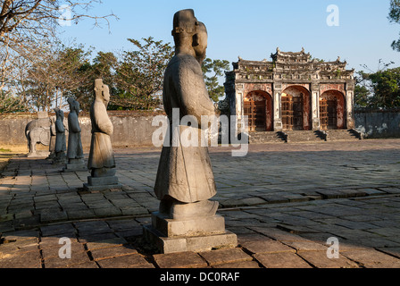 Des statues et la passerelle près de la tombe de Khai Dinh protégé par l'UNESCO dans l'ancienne cité impériale de Hue, Vietnam Banque D'Images