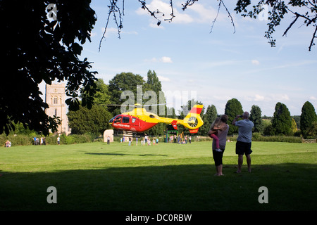 Berks, Oxon et Bucks air ambulance décollant d'un parc de la ville. Banque D'Images