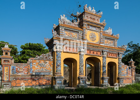 L'un des plus magnifiques et bien préservé de passerelles sur le protégé par l''UNESCO, la vieille ville impériale de Hue, Vietnam Banque D'Images