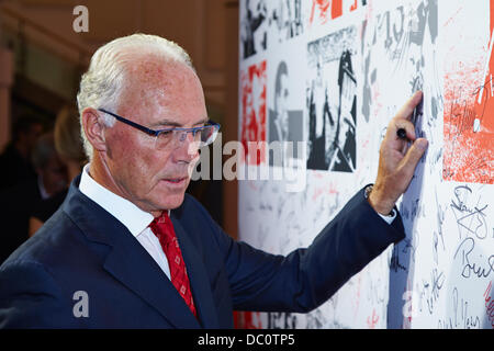 Berlin, Allemagne. Le 06 août, 2013.Franz Beckenbauer - légende, dont un titre de champion du monde en 1974 et 1990 - sur le tapis rouge à la célébration de la DFB et DFL sur le 50 anniversaire de la Bundesliga allemande à Berlin. Credit : Reynaldo Chaib Paganelli/Alamy Live News Banque D'Images