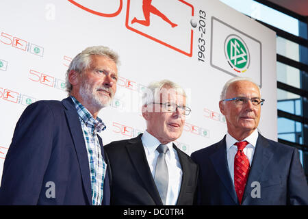 Berlin, Allemagne. Le 06 août, 2013.Paul Breitner - légende, dont un titre de Champion du Monde 1974 - , le Dr Reinhard Rauball - Président de la Ligue Allemande de Football - DFL - et Franz Beckenbauer - légende, dont un titre de champion du monde en 1974 et 1990 - sur le tapis rouge à la célébration de la DFB et DFL sur le 50 anniversaire de la Bundesliga allemande à Berlin. Credit : Reynaldo Chaib Paganelli/Alamy Live News Banque D'Images