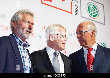 Berlin, Allemagne. Le 06 août, 2013.Paul Breitner - légende, dont un titre de Champion du Monde 1974 - , le Dr Reinhard Rauball - Président de la Ligue Allemande de Football - DFL - et Franz Beckenbauer - légende, dont un titre de champion du monde en 1974 et 1990 - sur le tapis rouge à la célébration de la DFB et DFL sur le 50 anniversaire de la Bundesliga allemande à Berlin. Credit : Reynaldo Chaib Paganelli/Alamy Live News Banque D'Images