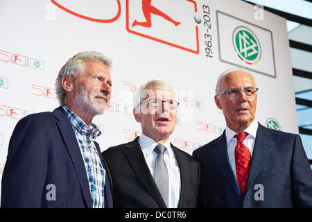 Berlin, Allemagne. Le 06 août, 2013.Paul Breitner - légende, dont un titre de Champion du Monde 1974 - , le Dr Reinhard Rauball - Président de la Ligue Allemande de Football - DFL - et Franz Beckenbauer - légende, dont un titre de champion du monde en 1974 et 1990 - sur le tapis rouge à la célébration de la DFB et DFL sur le 50 anniversaire de la Bundesliga allemande à Berlin. Credit : Reynaldo Chaib Paganelli/Alamy Live News Banque D'Images