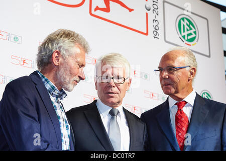 Berlin, Allemagne. Le 06 août, 2013.Paul Breitner - légende, dont un titre de Champion du Monde 1974 - , le Dr Reinhard Rauball - Président de la Ligue Allemande de Football - DFL - et Franz Beckenbauer - légende, dont un titre de champion du monde en 1974 et 1990 - sur le tapis rouge à la célébration de la DFB et DFL sur le 50 anniversaire de la Bundesliga allemande à Berlin. Credit : Reynaldo Chaib Paganelli/Alamy Live News Banque D'Images