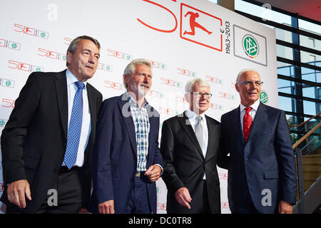 Berlin, Allemagne. Le 06 août, 2013.Wolfgang Niersbach - Président de la DFB - Association Allemande de Football - , Paul Breitner - légende, dont un titre de Champion du Monde 1974 - , le Dr Reinhard Rauball - Président de la Ligue Allemande de Football - DFL - et Franz Beckenbauer - légende, dont un titre de champion du monde en 1974 et 1990 - sur le tapis rouge à la célébration de la DFB et DFL sur le 50 anniversaire de la Bundesliga allemande à Berlin. Credit : Reynaldo Chaib Paganelli/Alamy Live News Banque D'Images