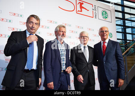 Berlin, Allemagne. Le 06 août, 2013.Wolfgang Niersbach - Président de la DFB - Association Allemande de Football - , Paul Breitner - légende, dont un titre de Champion du Monde 1974 - , le Dr Reinhard Rauball - Président de la Ligue Allemande de Football - DFL - et Franz Beckenbauer - légende, dont un titre de champion du monde en 1974 et 1990 - sur le tapis rouge à la célébration de la DFB et DFL sur le 50 anniversaire de la Bundesliga allemande à Berlin. Credit : Reynaldo Chaib Paganelli/Alamy Live News Banque D'Images