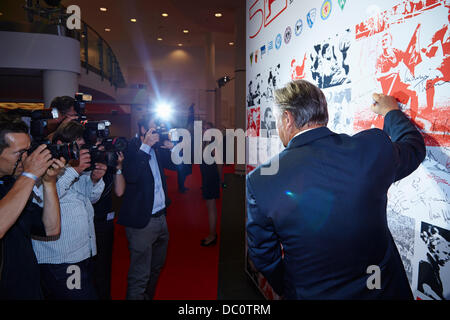 Berlin, Allemagne. Le 06 août, 2013.Klaus Wowereit, Maire de Berlin - sur le tapis rouge à la célébration de la DFB et DFL sur le 50 anniversaire de la Bundesliga allemande à Berlin. Credit : Reynaldo Chaib Paganelli/Alamy Live News Banque D'Images