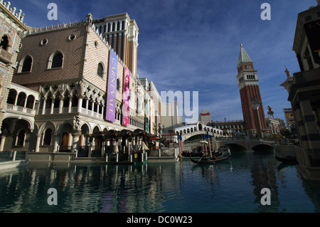 Réplique du Palais des Doges, le Pont du Rialto et la Place Saint-Marc à Venise Campanile au Venetian Resort Hotel Casino à Las Vegas, USA Banque D'Images